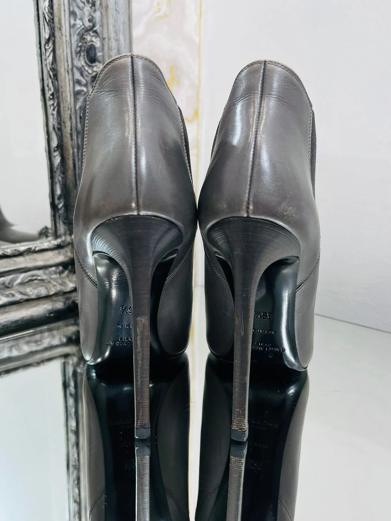 Saint Laurent Leather Ankle Boots. Size 35.5